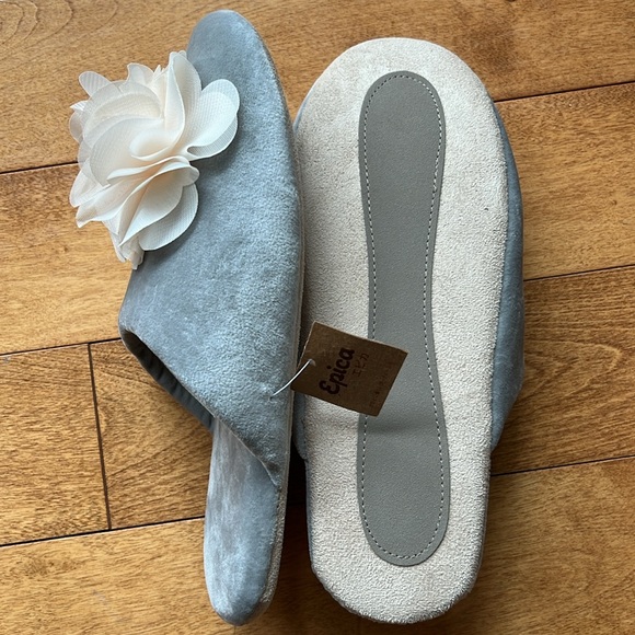 Brand new indoor slippers - Picture 4 of 4